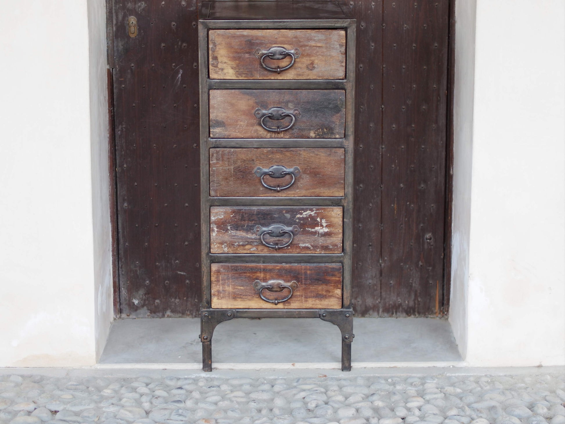 Cassettiera Con Struttura In Metallo. I 5 Cassetti Sono In Legno Di Teak Riciclato Con Maniglia In Metallo. Pezzo Unico Lavorato Artigianalmente. Dimensioni 40x40xh95cm.
