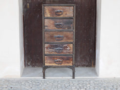 Cassettiera Con Struttura In Metallo. I 5 Cassetti Sono In Legno Di Teak Riciclato Con Maniglia In Metallo. Pezzo Unico Lavorato Artigianalmente. Dimensioni 40x40xh95cm.