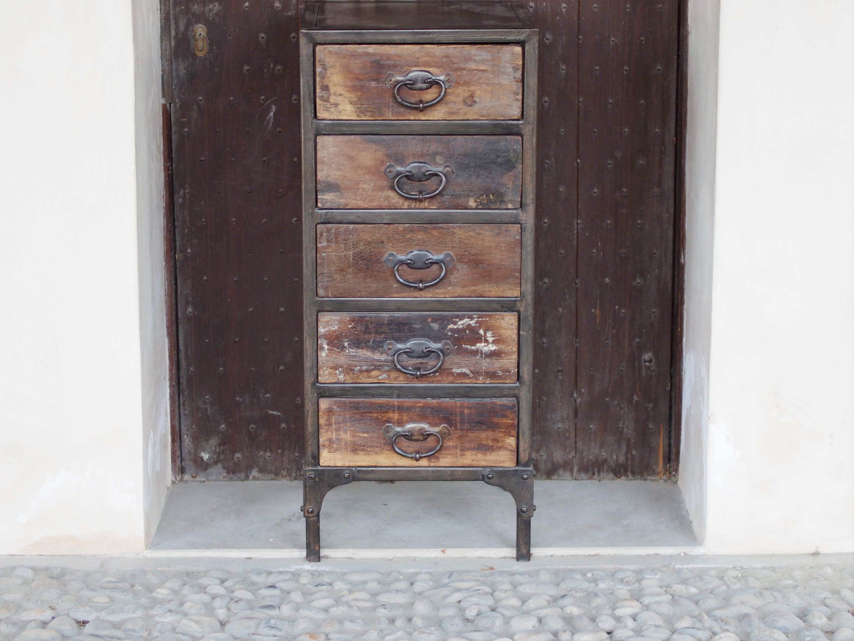 Cassettiera Con Struttura In Metallo. I 5 Cassetti Sono In Legno Di Teak Riciclato Con Maniglia In Metallo. Pezzo Unico Lavorato Artigianalmente. Dimensioni 40x40xh95cm.