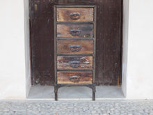 Carica l&#39;immagine nel visualizzatore di Gallery, Cassettiera Con Struttura In Metallo. I 5 Cassetti Sono In Legno Di Teak Riciclato Con Maniglia In Metallo. Pezzo Unico Lavorato Artigianalmente. Dimensioni 40x40xh95cm.
