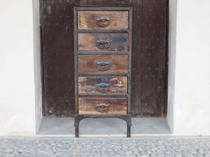 Cassettiera Con Struttura In Metallo. I 5 Cassetti Sono In Legno Di Teak Riciclato Con Maniglia In Metallo. Pezzo Unico Lavorato Artigianalmente. Dimensioni 40x40xh95cm.