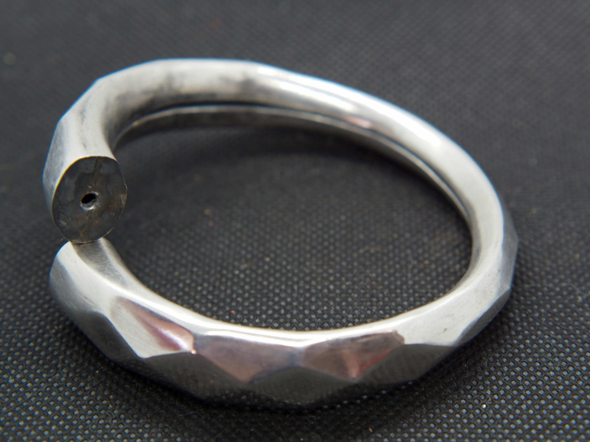 bracciale rigido in argento  con apertura / chiusura  peso 39 gr  diametro interno 7 cm  esterno 8,5