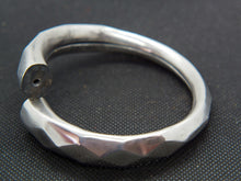 Carica l&#39;immagine nel visualizzatore di Gallery, bracciale rigido in argento  con apertura / chiusura  peso 39 gr  diametro interno 7 cm  esterno 8,5
