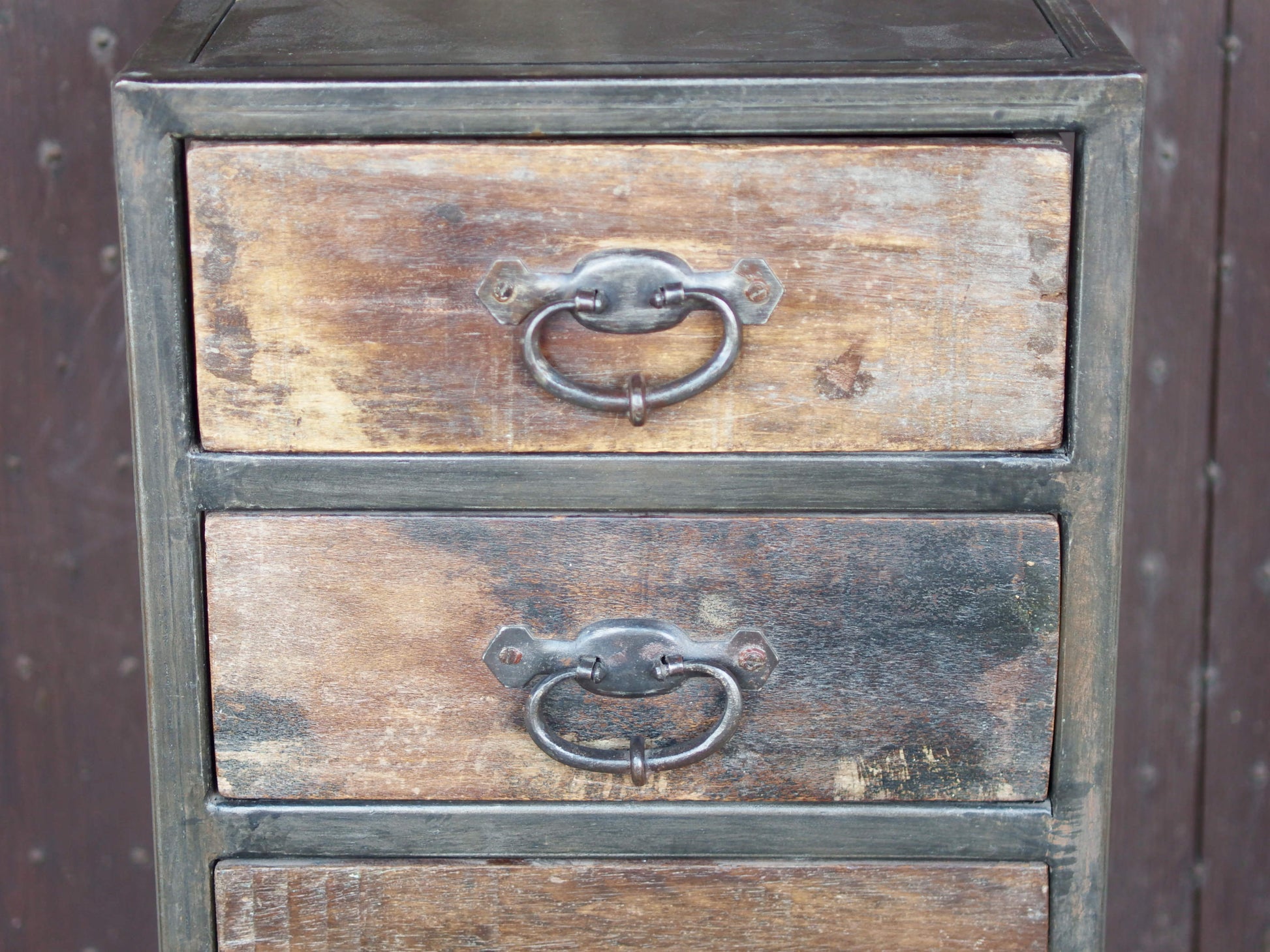 Cassettiera Con Struttura In Metallo. I 5 Cassetti Sono In Legno Di Teak Riciclato Con Maniglia In Metallo. Pezzo Unico Lavorato Artigianalmente. Dimensioni 40x40xh95cm.