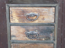 Carica l&#39;immagine nel visualizzatore di Gallery, Cassettiera Con Struttura In Metallo. I 5 Cassetti Sono In Legno Di Teak Riciclato Con Maniglia In Metallo. Pezzo Unico Lavorato Artigianalmente. Dimensioni 40x40xh95cm.