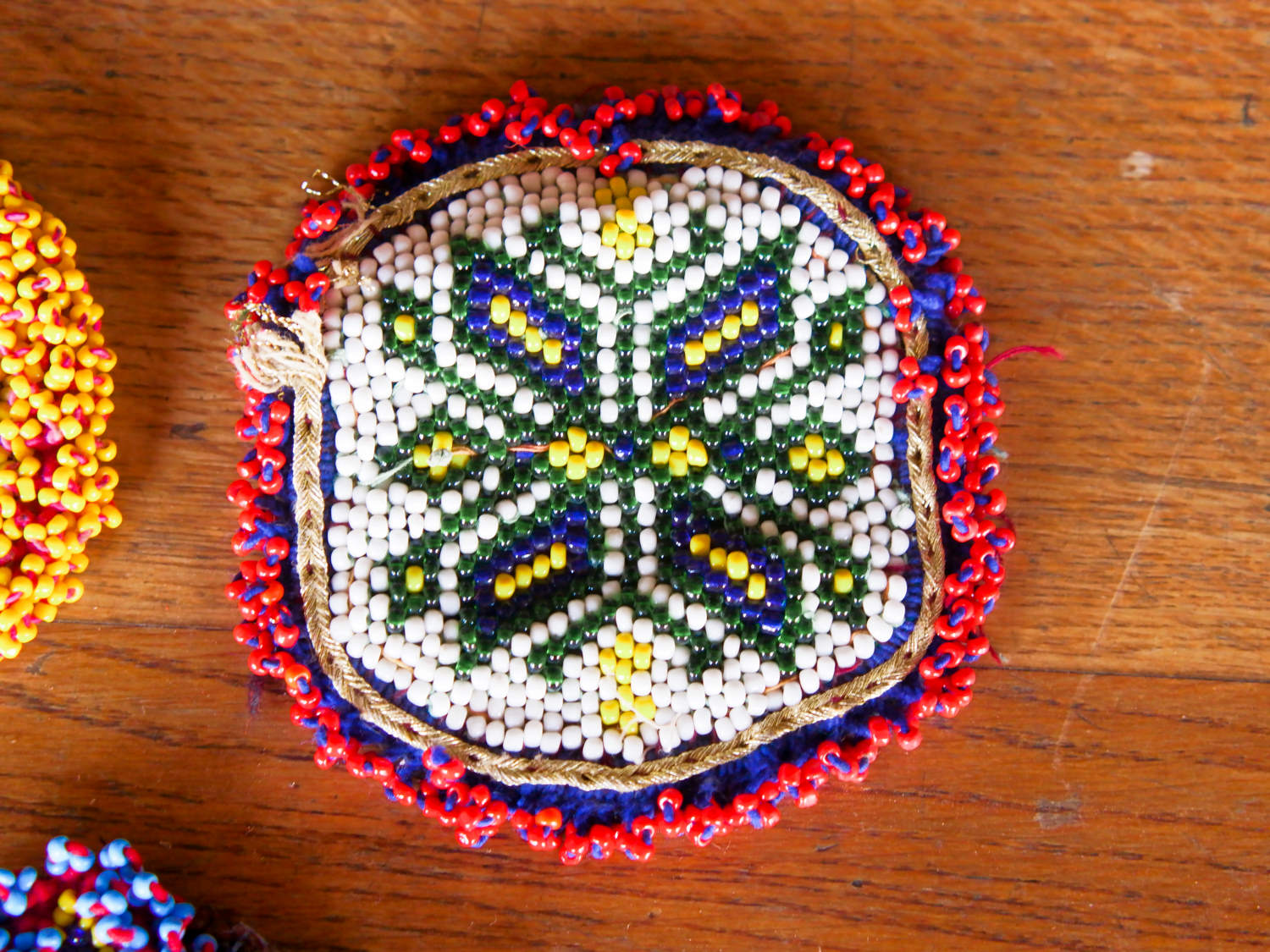 vecchio tessuto indiano ricamato , pezzo unico lavorato a mano in ogni parte con filo in cotone , filo oro e perline . tipico del gujarat usato come decoro ed addobbo .  misure 10 x 10 x 1  cm indicative ( + / - 0.5 cm)  peso 40/45 gr   indicare sull'ordine il numero scelto   disponibili vari colori e dimensioni  contattare per info  0039 3338778241 info@etniko.it  fb/ig etniko by crosato