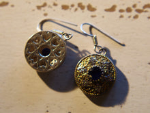Carica l&#39;immagine nel visualizzatore di Gallery, orecchini turchi in stile arabo, argento e radice di zaffiro . top quality stone , lavorati a mano, cesellati pezzo per pezzo artigianalmente.  misure pendaglio esclusa monachella 1.5x2cm, con monachella h totale 3.5cm peso totale 13gr  per ulteriori info o foto info@etniko.it 0039 3338778241 fb , ig etniko by crosato