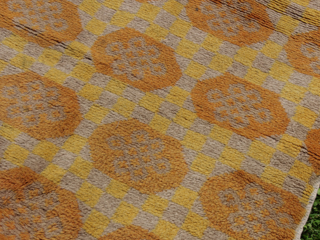 Tappeto Tibetano in lana. Pezzo unico realizzato a mano. Decorativo e colorato è bello sia impiegato come tappeto che da appendere a parete. Dimensioni 80x116cm