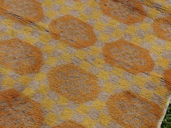 Tappeto Tibetano in lana. Pezzo unico realizzato a mano. Decorativo e colorato è bello sia impiegato come tappeto che da appendere a parete. Dimensioni 80x116cm