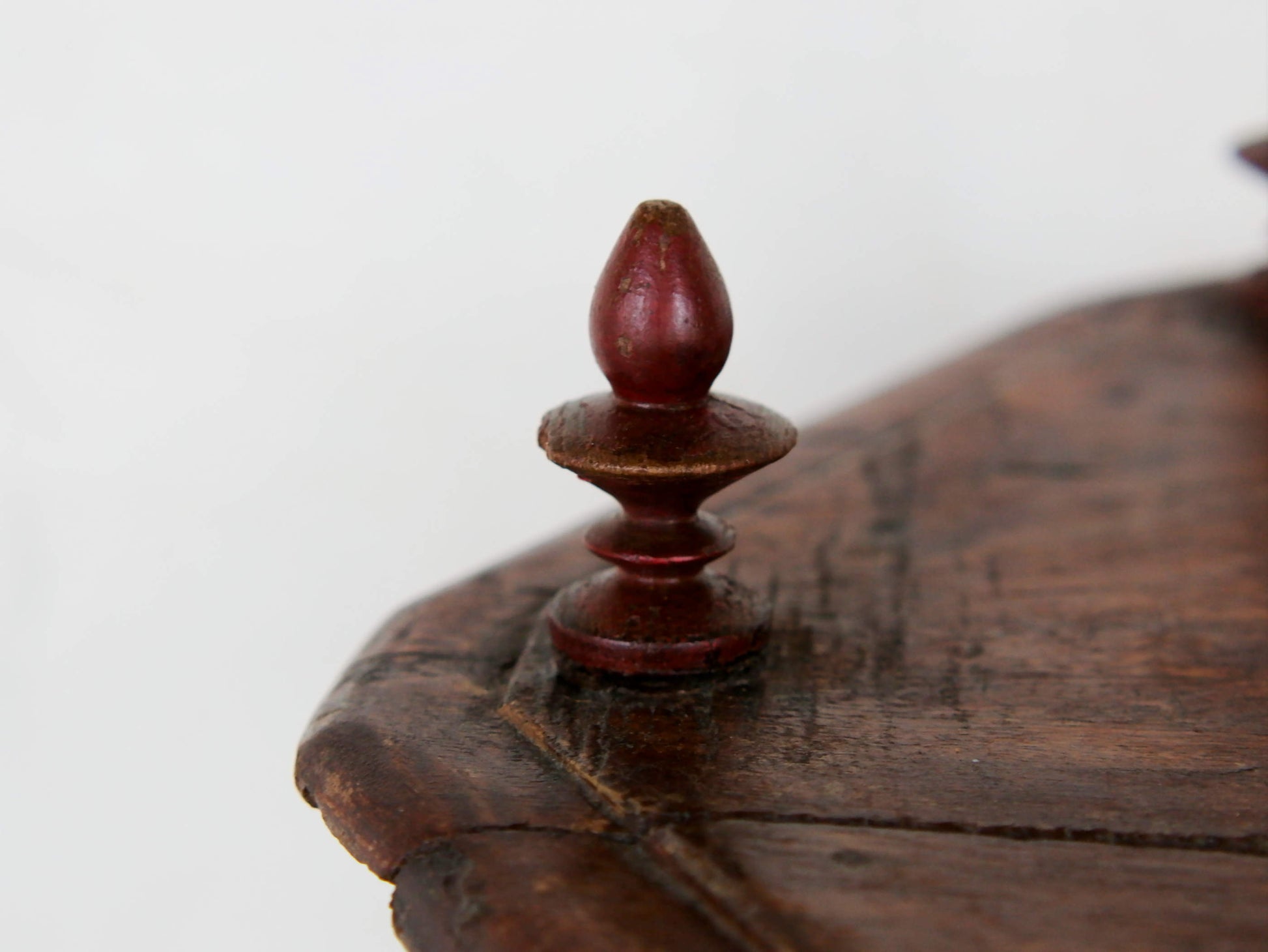 Gabbietta in legno, India. gabbia usata per merli indiani, databile seconda metà 900, oggetto ornamentale unico lavorato a mano in legno di teak massello. parti in metallo e legno    disponibile coppia ( chiedere per conferma ) sconto applicabile in caso di unico trasporto .  Lavorata artigianalmente. Dimensioni 45x42 h66cm     per ulteriori info o dettagli: info@etniko.it 0039 3338778241 ig/fb : etniko by crosato etsy : etnikobycrosato