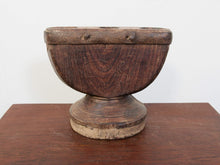 Carica l&#39;immagine nel visualizzatore di Gallery, antico separatore , oggetti di lavoro antichi usato per cereali , riso indiano in legno  in legno di teak inciso .