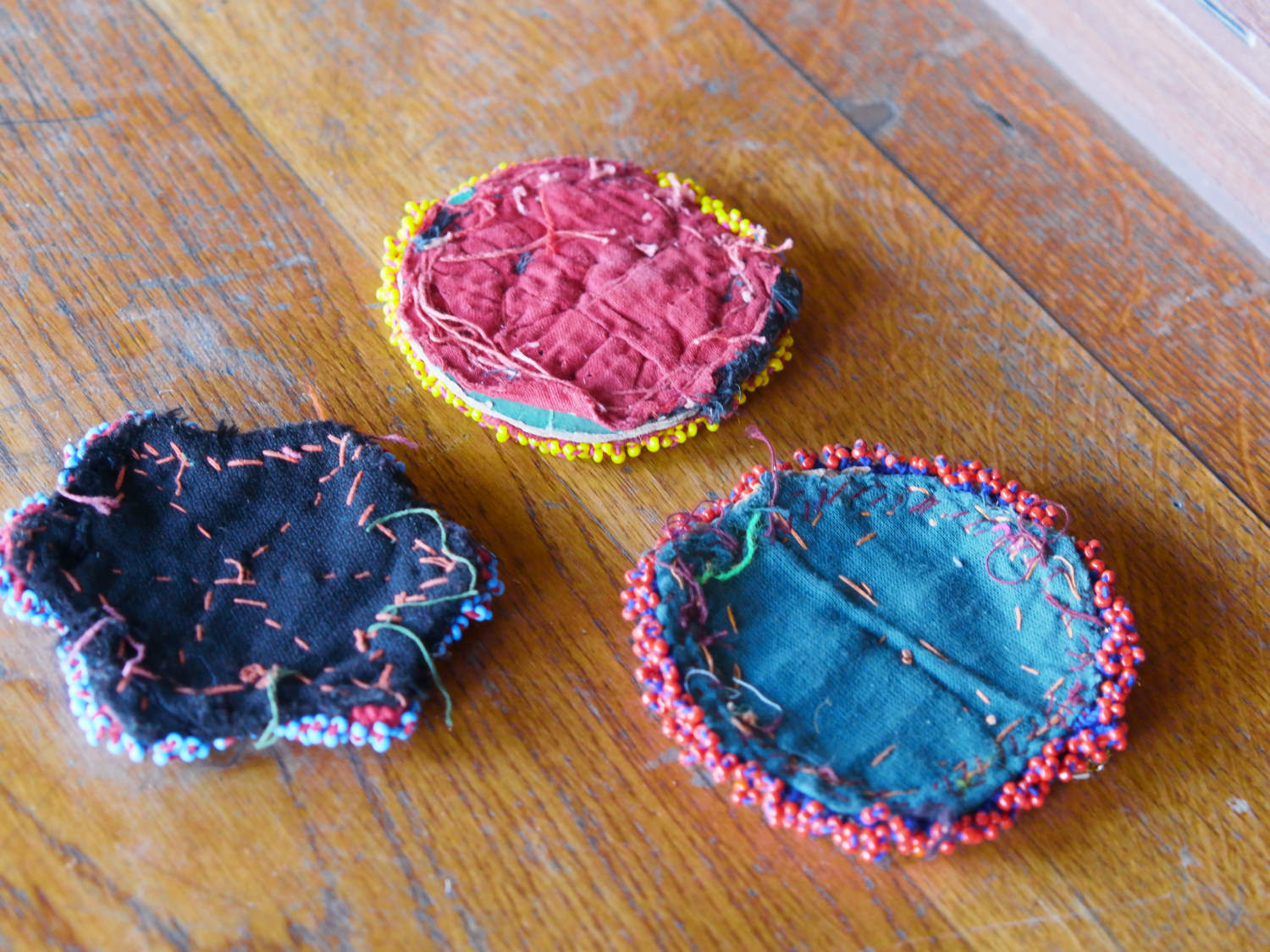 vecchio tessuto indiano ricamato , pezzo unico lavorato a mano in ogni parte con filo in cotone , filo oro e perline . tipico del gujarat usato come decoro ed addobbo .  misure 10 x 10 x 1  cm indicative ( + / - 0.5 cm)  peso 40/45 gr   indicare sull'ordine il numero scelto   disponibili vari colori e dimensioni  contattare per info  0039 3338778241 info@etniko.it  fb/ig etniko by crosato