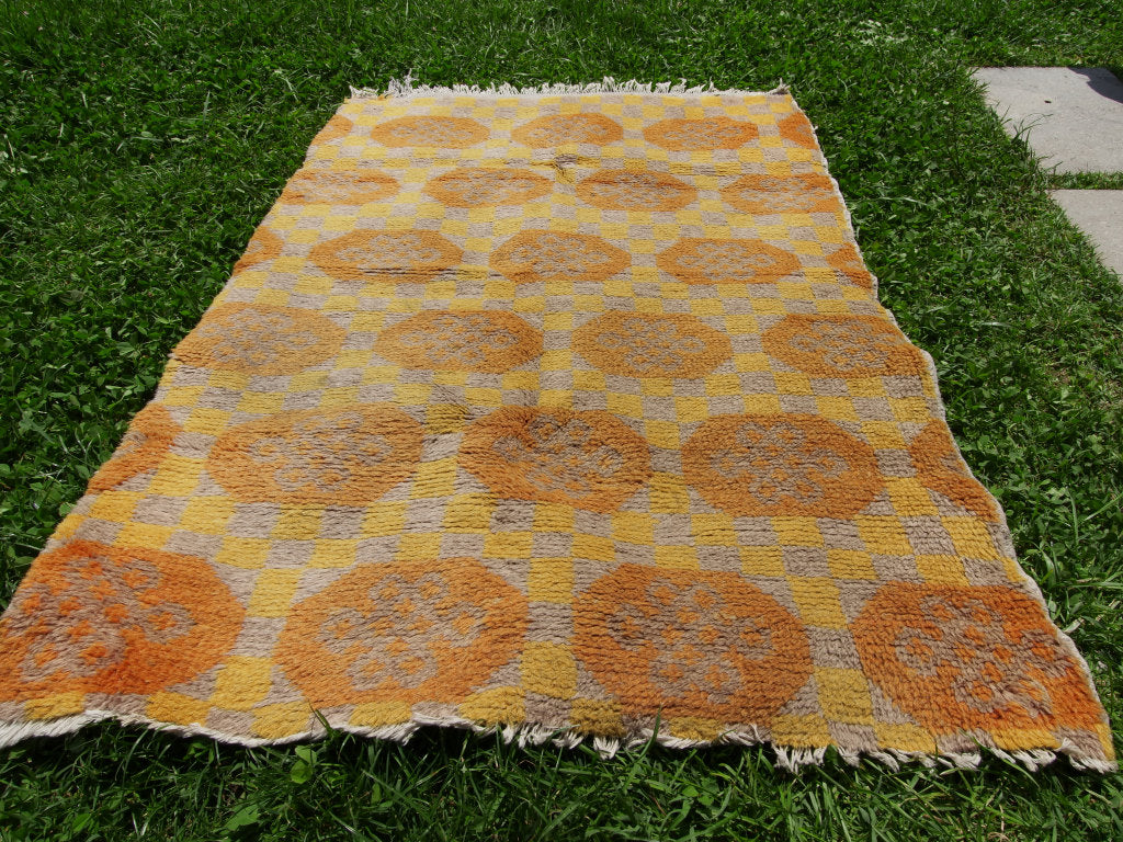 Tappeto Tibetano in lana. Pezzo unico realizzato a mano. Decorativo e colorato è bello sia impiegato come tappeto che da appendere a parete. Dimensioni 80x116cm
