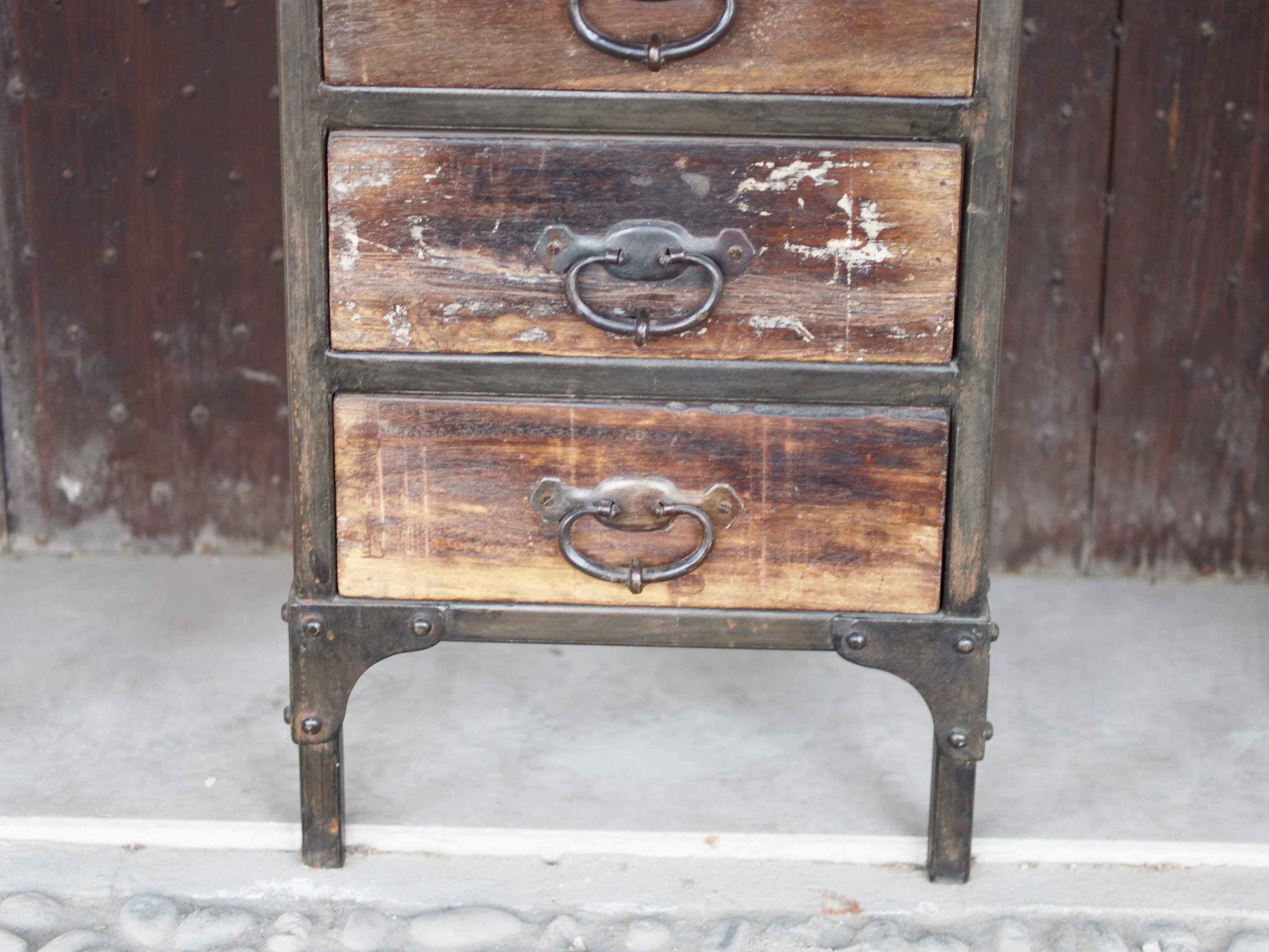 Cassettiera Con Struttura In Metallo. I 5 Cassetti Sono In Legno Di Teak Riciclato Con Maniglia In Metallo. Pezzo Unico Lavorato Artigianalmente. Dimensioni 40x40xh95cm.