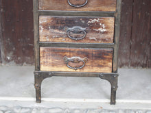 Carica l&#39;immagine nel visualizzatore di Gallery, Cassettiera Con Struttura In Metallo. I 5 Cassetti Sono In Legno Di Teak Riciclato Con Maniglia In Metallo. Pezzo Unico Lavorato Artigianalmente. Dimensioni 40x40xh95cm.