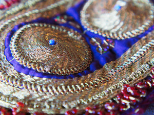 vecchio tessuto indiano ricamato , pezzo unico lavorato a mano in ogni parte con filo in cotone , filo oro e perline . tipico del gujarat usato come decoro ed addobbo .  misure 16x10x 1  cm indicative ( + / - 1 cm)  peso 40/45 gr   indicare sull'ordine il numero scelto   disponibili vari colori e dimensioni  contattare per info  0039 3338778241 info@etniko.it  fb/ig etniko by crosato
