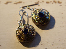 Carica l&#39;immagine nel visualizzatore di Gallery, orecchini turchi in stile arabo, argento e radice di zaffiro . top quality stone , lavorati a mano, cesellati pezzo per pezzo artigianalmente.  misure pendaglio esclusa monachella 1.5x2cm, con monachella h totale 3.5cm peso totale 13gr  per ulteriori info o foto info@etniko.it 0039 3338778241 fb , ig etniko by crosato