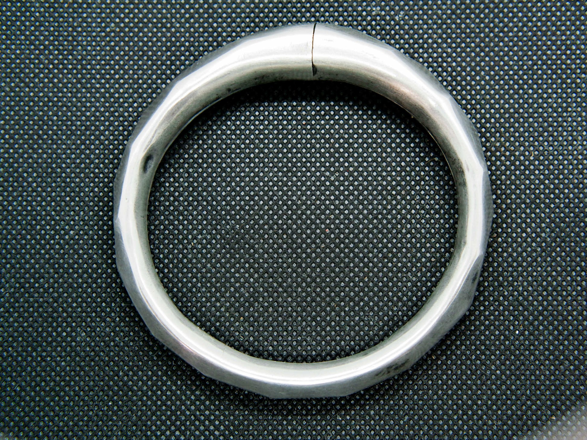 bracciale rigido in argento  con apertura / chiusura  peso 39 gr  diametro interno 7 cm  esterno 8,5