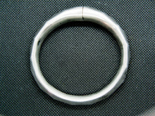 Carica l&#39;immagine nel visualizzatore di Gallery, bracciale rigido in argento  con apertura / chiusura  peso 39 gr  diametro interno 7 cm  esterno 8,5