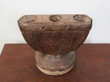 Carica l&#39;immagine nel visualizzatore di Gallery, antico separatore , oggetti di lavoro antichi usato per cereali , riso indiano in legno  in legno di teak inciso .