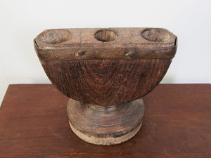 antico separatore , oggetti di lavoro antichi usato per cereali , riso indiano in legno  in legno di teak inciso .