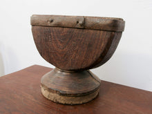 Carica l&#39;immagine nel visualizzatore di Gallery, antico separatore , oggetti di lavoro antichi usato per cereali , riso indiano in legno  in legno di teak inciso .