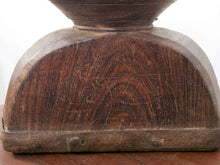Carica l&#39;immagine nel visualizzatore di Gallery, antico separatore , oggetti di lavoro antichi usato per cereali , riso indiano in legno  in legno di teak inciso .