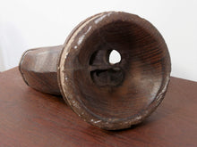 Carica l&#39;immagine nel visualizzatore di Gallery, antico separatore , oggetti di lavoro antichi usato per cereali , riso indiano in legno  in legno di teak inciso .