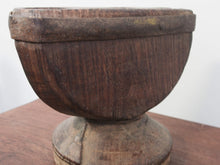 Carica l&#39;immagine nel visualizzatore di Gallery, antico separatore , oggetti di lavoro antichi usato per cereali , riso indiano in legno  in legno di teak inciso .