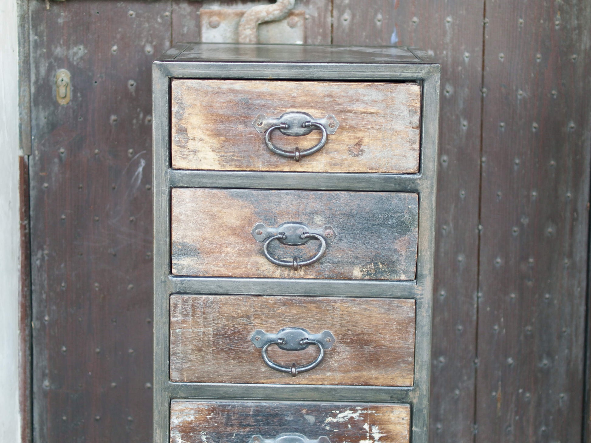 Cassettiera Con Struttura In Metallo. I 5 Cassetti Sono In Legno Di Teak Riciclato Con Maniglia In Metallo. Pezzo Unico Lavorato Artigianalmente. Dimensioni 40x40xh95cm.