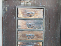 Cassettiera Con Struttura In Metallo. I 5 Cassetti Sono In Legno Di Teak Riciclato Con Maniglia In Metallo. Pezzo Unico Lavorato Artigianalmente. Dimensioni 40x40xh95cm.