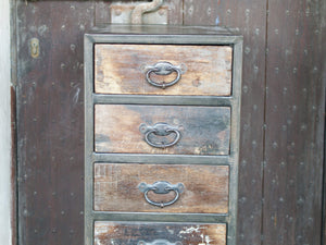Cassettiera Con Struttura In Metallo. I 5 Cassetti Sono In Legno Di Teak Riciclato Con Maniglia In Metallo. Pezzo Unico Lavorato Artigianalmente. Dimensioni 40x40xh95cm.