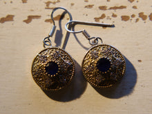 Carica l&#39;immagine nel visualizzatore di Gallery, orecchini turchi in stile arabo, argento e radice di zaffiro . top quality stone , lavorati a mano, cesellati pezzo per pezzo artigianalmente.  misure pendaglio esclusa monachella 1.5x2cm, con monachella h totale 3.5cm peso totale 13gr  per ulteriori info o foto info@etniko.it 0039 3338778241 fb , ig etniko by crosato