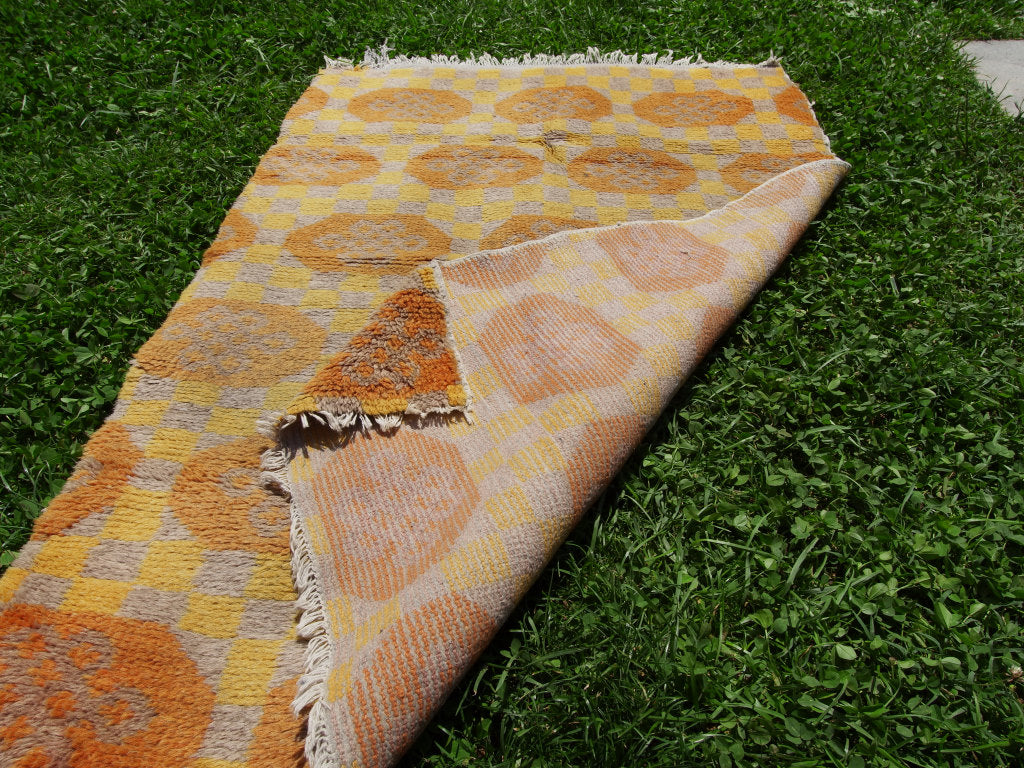 Tappeto Tibetano in lana. Pezzo unico realizzato a mano. Decorativo e colorato è bello sia impiegato come tappeto che da appendere a parete. Dimensioni 80x116cm