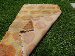 Tappeto Tibetano in lana. Pezzo unico realizzato a mano. Decorativo e colorato è bello sia impiegato come tappeto che da appendere a parete. Dimensioni 80x116cm