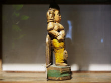 Carica l&#39;immagine nel visualizzatore di Gallery, statua in legno indiana laccata su base di gesso 22
