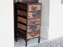 Carica l&#39;immagine nel visualizzatore di Gallery, Cassettiera Con Struttura In Metallo. I 5 Cassetti Sono In Legno Di Teak Riciclato Con Maniglia In Metallo. Pezzo Unico Lavorato Artigianalmente. Dimensioni 40x40xh95cm.