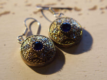 Carica l&#39;immagine nel visualizzatore di Gallery, orecchini turchi in stile arabo, argento e radice di zaffiro . top quality stone , lavorati a mano, cesellati pezzo per pezzo artigianalmente.  misure pendaglio esclusa monachella 1.5x2cm, con monachella h totale 3.5cm peso totale 13gr  per ulteriori info o foto info@etniko.it 0039 3338778241 fb , ig etniko by crosato