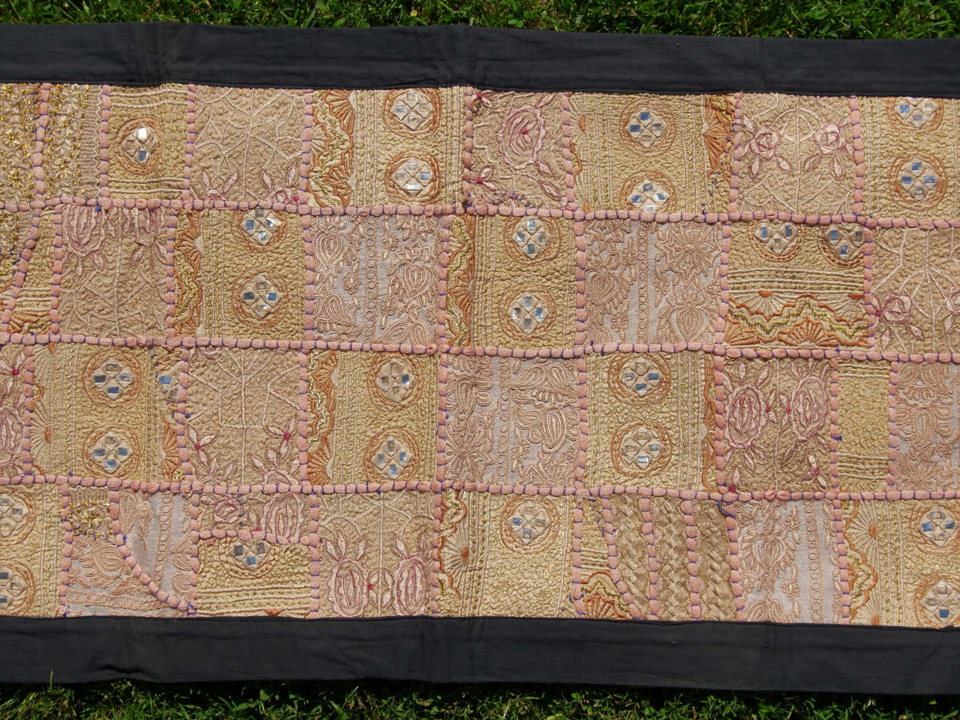 arazzo in cotone con aggiunta di specchietti è lavorato artigianalmente a mano con tecnica patchwork.  tipici dell'india del nord, in Rajasthan  l'arazzo in casa è simbolo di fortuna e prosperità.  Pezzo Unico. Ideale come tessuto da appendere a parete ma si puo' impiegare anche come tappetino o centrotavola.    Dimensioni 50x80cm