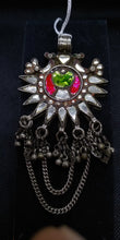 Carica l&#39;immagine nel visualizzatore di Gallery, pendaglio indiano in argento antico , primi 900  tutto originale ed autentico , lavorato artigianalmente  tipico pendaglio in stile etnico rajasthan in argento e pasta vitrea ( l&#39;ultilizzo di pietre e tagli  sono stati usati durante e dopo il periodo coloniale ).  dimesioni 12 x 7 cm  peso 45 gr 