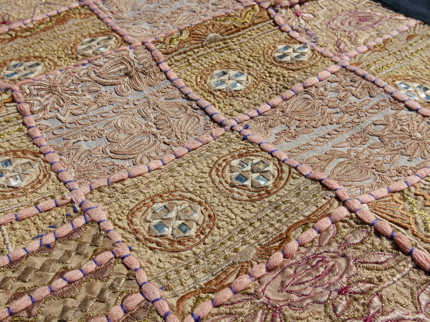 arazzo in cotone con aggiunta di specchietti è lavorato artigianalmente a mano con tecnica patchwork.  tipici dell'india del nord, in Rajasthan  l'arazzo in casa è simbolo di fortuna e prosperità.  Pezzo Unico. Ideale come tessuto da appendere a parete ma si puo' impiegare anche come tappetino o centrotavola.    Dimensioni 50x80cm