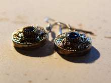 Carica l&#39;immagine nel visualizzatore di Gallery, orecchini turchi in stile arabo, argento e radice di zaffiro . top quality stone , lavorati a mano, cesellati pezzo per pezzo artigianalmente.  misure pendaglio esclusa monachella 1.5x2cm, con monachella h totale 3.5cm peso totale 13gr  per ulteriori info o foto info@etniko.it 0039 3338778241 fb , ig etniko by crosato