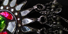 Carica l&#39;immagine nel visualizzatore di Gallery, pendaglio indiano in argento antico , primi 900  tutto originale ed autentico , lavorato artigianalmente  tipico pendaglio in stile etnico rajasthan in argento e pasta vitrea ( l&#39;ultilizzo di pietre e tagli  sono stati usati durante e dopo il periodo coloniale ).  dimesioni 12 x 7 cm  peso 45 gr 