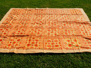 Telo Indiano in cotone doppio strato, ricamato tono su tono con specchietti, giallo e arancio. Può essere impiegato come copridivano, copriletto, tovaglia o tessuto da appendere a parete. Dimensioni 200x230cm