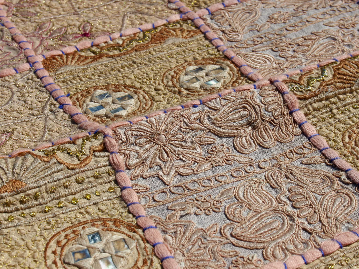 arazzo in cotone con aggiunta di specchietti è lavorato artigianalmente a mano con tecnica patchwork.  tipici dell'india del nord, in Rajasthan  l'arazzo in casa è simbolo di fortuna e prosperità.  Pezzo Unico. Ideale come tessuto da appendere a parete ma si puo' impiegare anche come tappetino o centrotavola.    Dimensioni 50x80cm