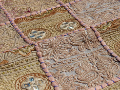arazzo in cotone con aggiunta di specchietti è lavorato artigianalmente a mano con tecnica patchwork.  tipici dell'india del nord, in Rajasthan  l'arazzo in casa è simbolo di fortuna e prosperità.  Pezzo Unico. Ideale come tessuto da appendere a parete ma si puo' impiegare anche come tappetino o centrotavola.    Dimensioni 50x80cm