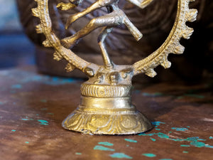 Questa danza cosmica di Shiva è chiamata Anandatandava, che significa la danza della beatitudine, e simboleggia i cicli cosmici di creazione e distruzione, così come il ritmo quotidiano di nascita e morte. La danza è quindi un’allegoria pittorica delle cinque manifestazioni principali dell’energia eterna: creazione, distruzione, conservazione, salvezza e illusione. L’energia di Nataraja si manifesta in cinque azioni o panchakriya o panchakartya:
