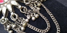 Carica l&#39;immagine nel visualizzatore di Gallery, pendaglio indiano in argento antico , primi 900  tutto originale ed autentico , lavorato artigianalmente  tipico pendaglio in stile etnico rajasthan in argento e pasta vitrea ( l&#39;ultilizzo di pietre e tagli  sono stati usati durante e dopo il periodo coloniale ).  dimesioni 12 x 7 cm  peso 45 gr 