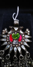 Carica l&#39;immagine nel visualizzatore di Gallery, pendaglio indiano in argento antico , primi 900  tutto originale ed autentico , lavorato artigianalmente  tipico pendaglio in stile etnico rajasthan in argento e pasta vitrea ( l&#39;ultilizzo di pietre e tagli  sono stati usati durante e dopo il periodo coloniale ).  dimesioni 12 x 7 cm  peso 45 gr 