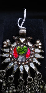 pendaglio indiano in argento antico , primi 900  tutto originale ed autentico , lavorato artigianalmente  tipico pendaglio in stile etnico rajasthan in argento e pasta vitrea ( l'ultilizzo di pietre e tagli  sono stati usati durante e dopo il periodo coloniale ).  dimesioni 12 x 7 cm  peso 45 gr 